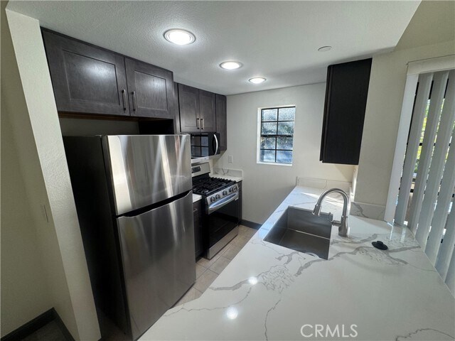 Building Photo - 1046 Calle Del Cerro