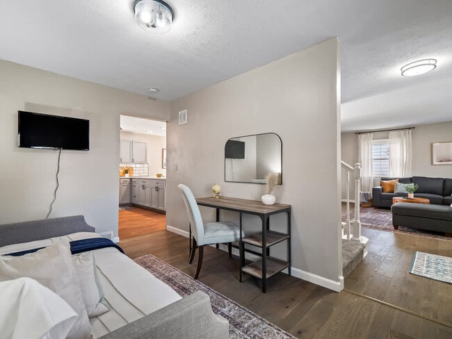 Building Photo - 4861 Pineview Dr