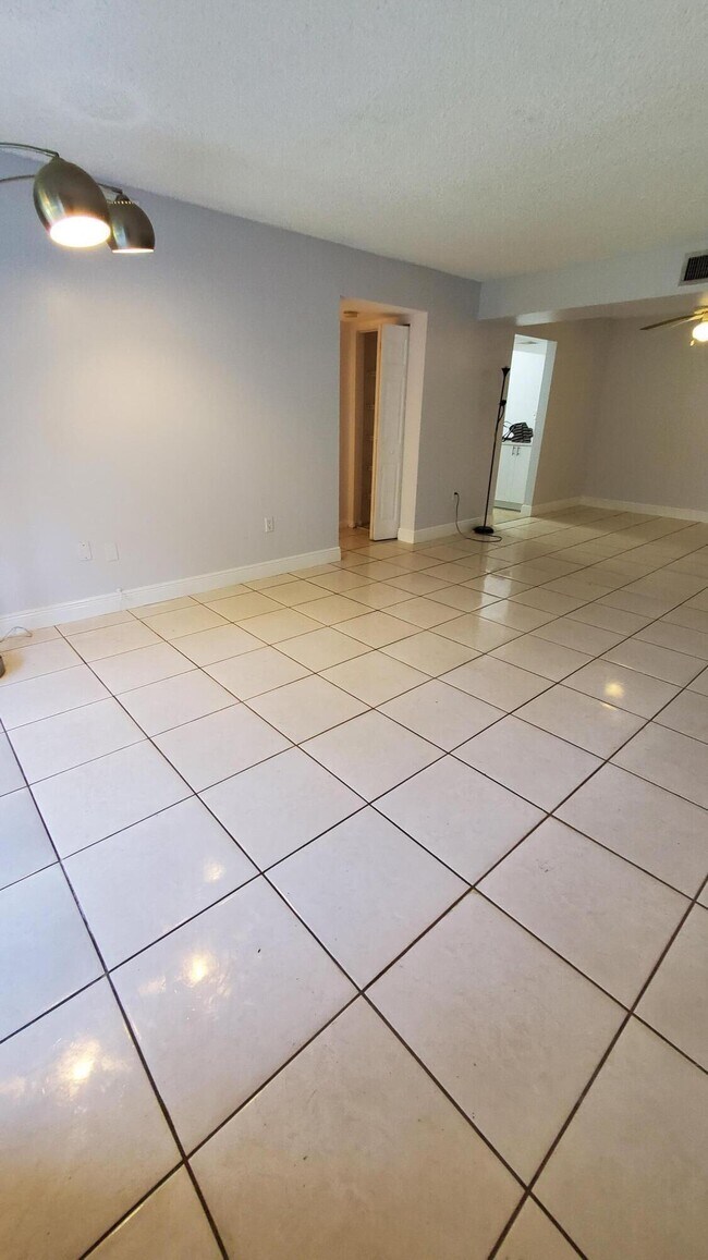 Building Photo - 721 N Pine Island Rd