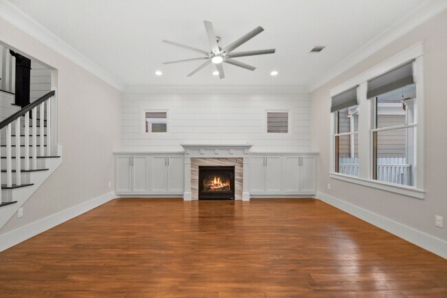 Building Photo - Luxury 3-Bed Home with Solar Panels, Tesla...