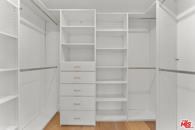 Building Photo - 9005 Rosewood Ave