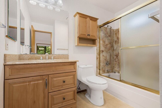 Building Photo - Beautifully Updated 2-Bedroom, 2-Bath Condo Near Downtown Kirkland
