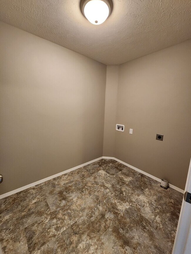 Building Photo - Spacious 3-Bedroom, 2-Bathroom Home AVAILA...