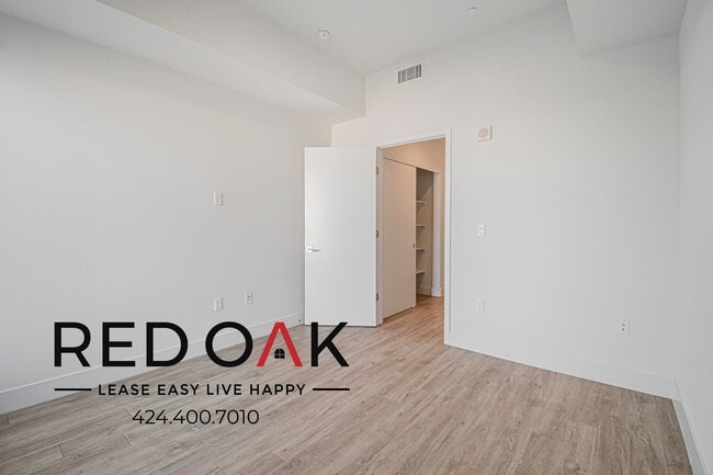 Building Photo - 1331 W 7th St