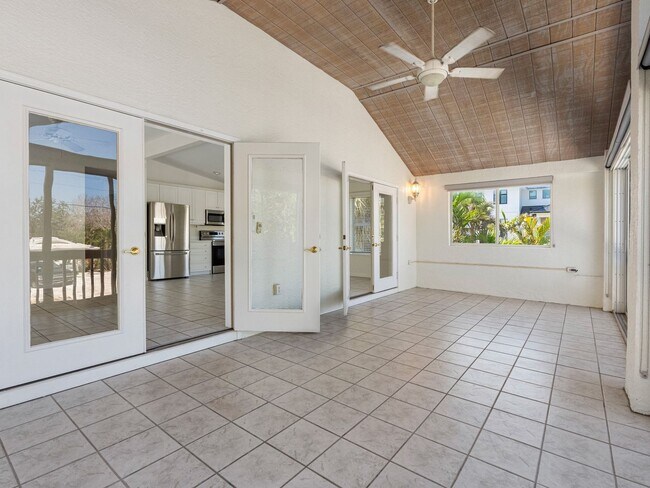 Building Photo - Steps to One of the Finest Beaches – Spaci...