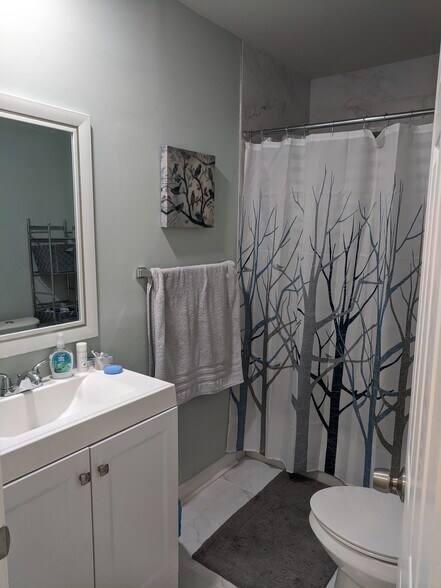 Building Photo - Room in House on Chester St