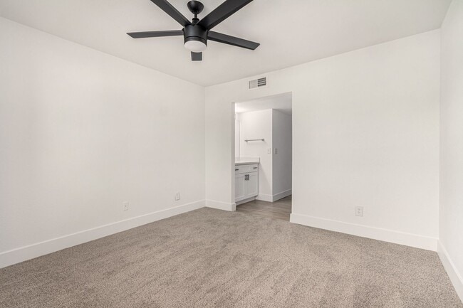 Building Photo - Updated 2-Bedroom COZY Condo Just Minutes ...