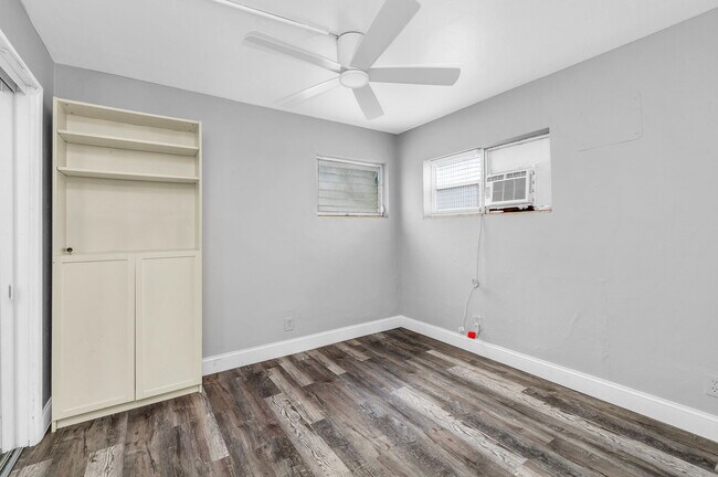Building Photo - 203 4th Ave S