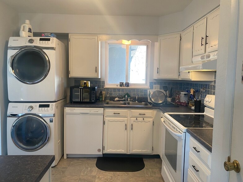 Kitchen - 6630 Nokomis Cir