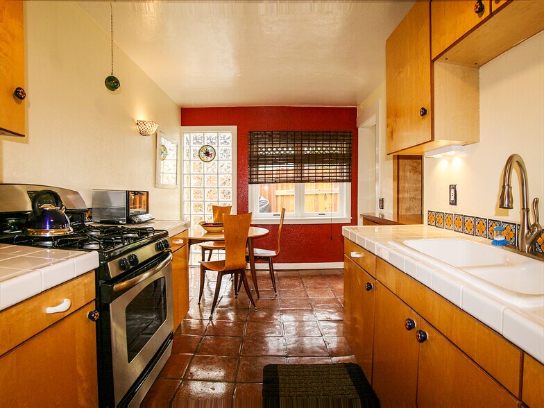Fully Equipped Kitchen: microwave, coffee maker, blender,... - 14 S Venice Blvd