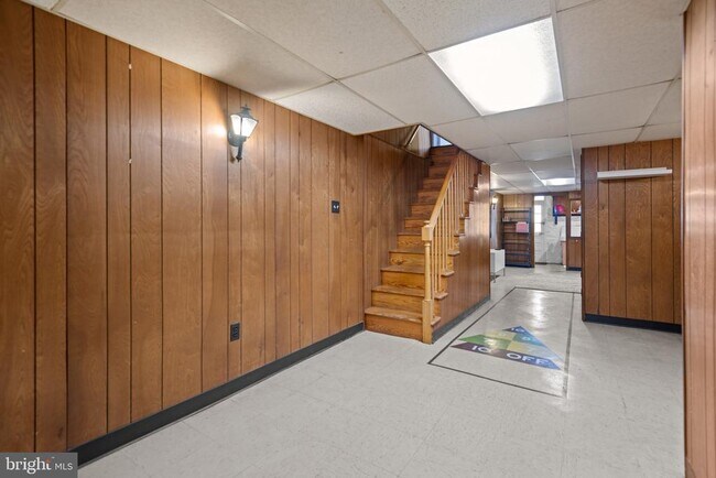Building Photo - 1228 W 37th St
