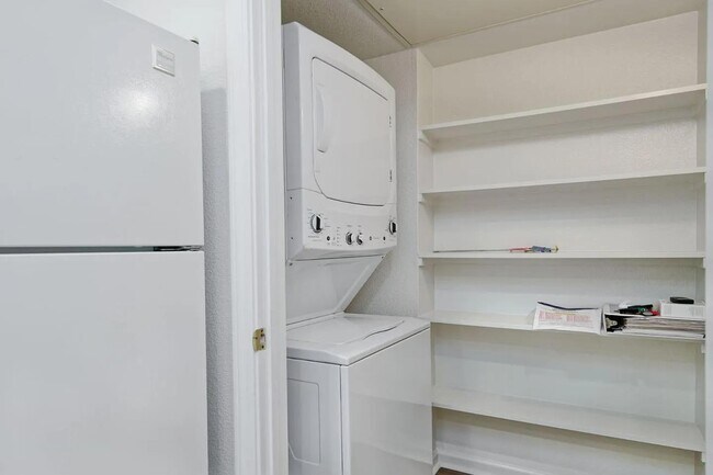 Building Photo - 5947 Lake Hennessy Ct