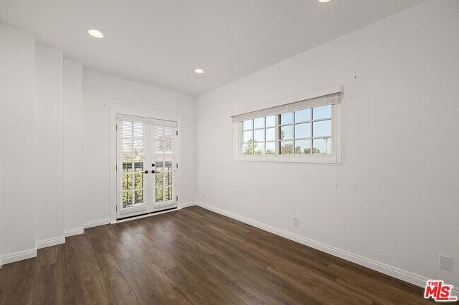 Building Photo - 818 6th St