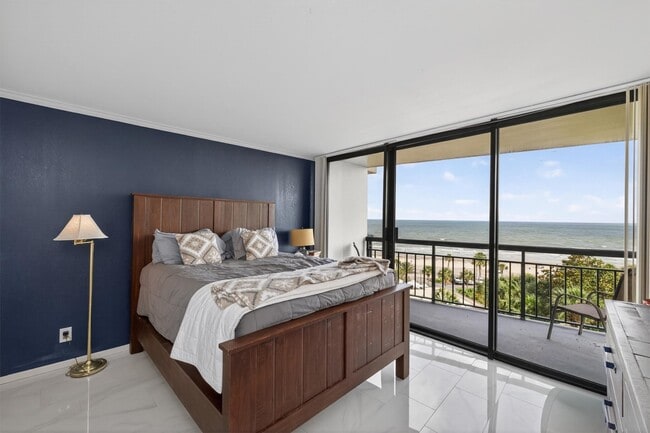Building Photo - 5220 Seawall Blvd