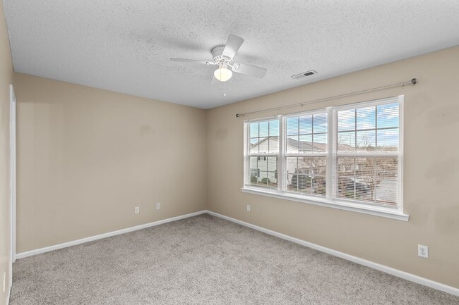 Building Photo - 2 Bed 2.5 Bath Townhome