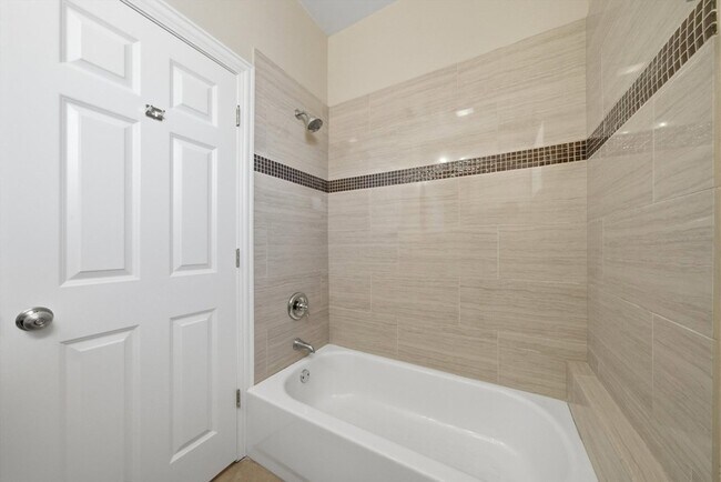 Building Photo - 4742 N Sawyer Ave