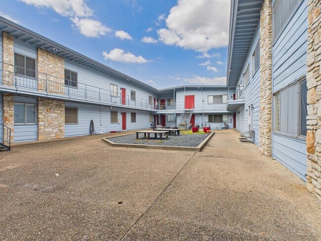 Building Photo - 2408 Longview St