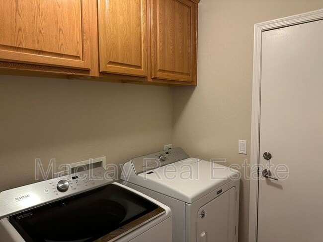 Building Photo - 2011 W Sunshine Butte Dr