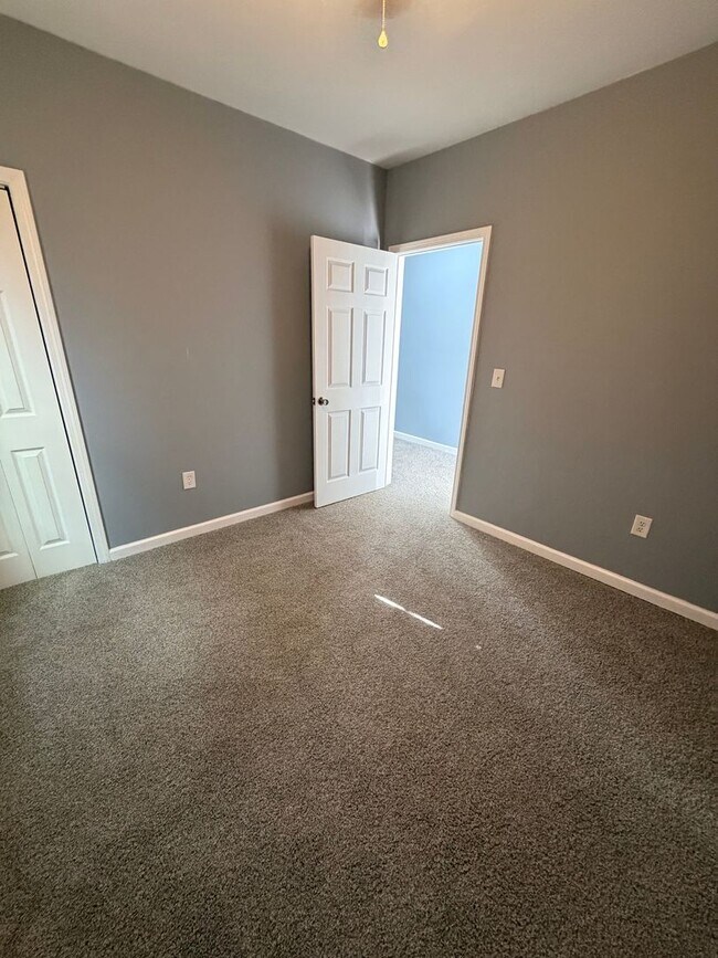 Building Photo - Beautiful Fully Renovated 2/1 Duplex!