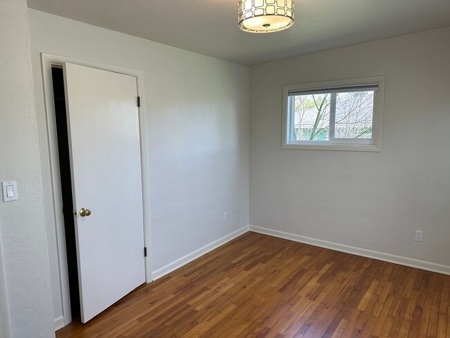 Building Photo - Beautifully updated duplex in South Eugene!