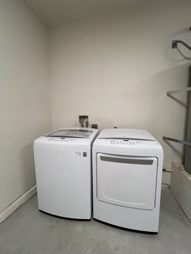 Building Photo - 29 Palms Home with Solar