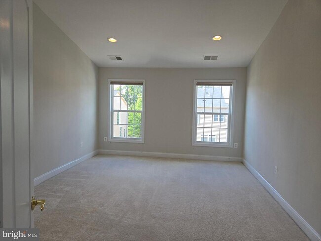 Building Photo - 25550 Oak Medley Terrace