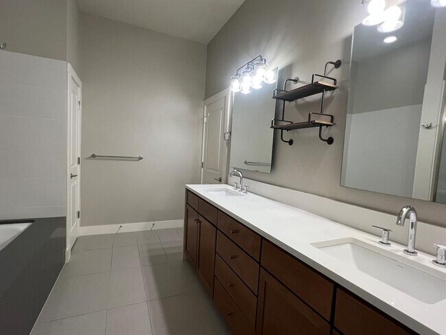 Building Photo - 2520 Bluebonnet Ln