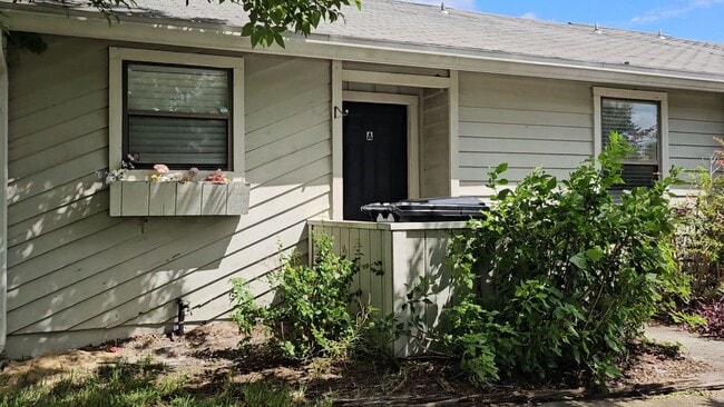 Building Photo - $1195 - 2/2 -Jefferson Square - Updated Unit!