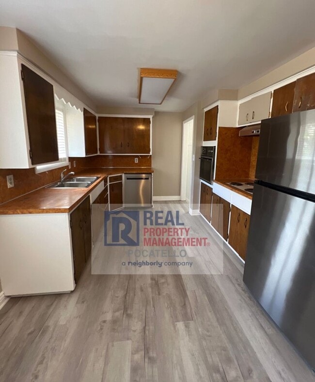 Building Photo - 4 Bedroom 2 Bath Home - Pet Friendly