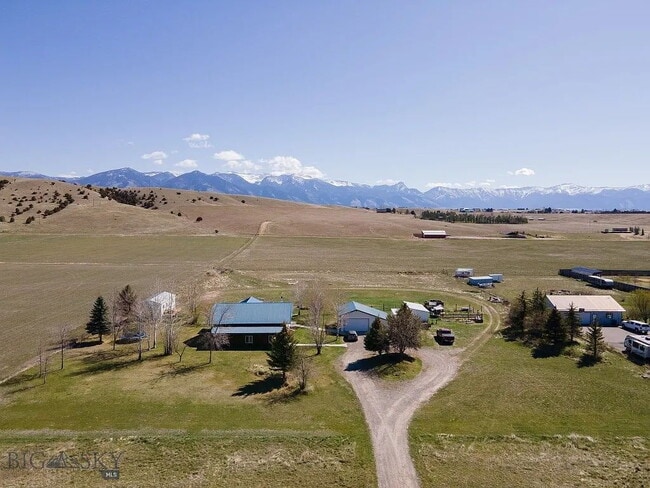 Building Photo - Incredible 5Bed, 2.5Bath home on 4 Acres with an ADU in Manhattan School District. Livestock allo...