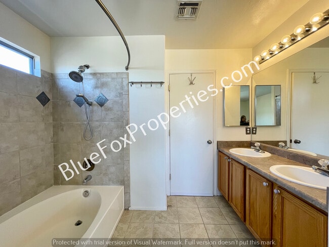 Building Photo - 8701 E Chimney Spring Dr