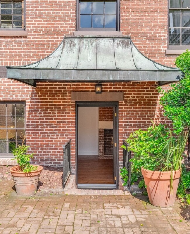 Building Photo - Renovated 2 Bedroom Carriage house off Lafayette Square