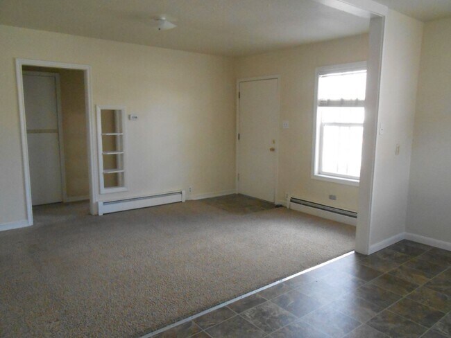 Building Photo - 2 Bed 1 Bath Apartment Near Lincoln Park