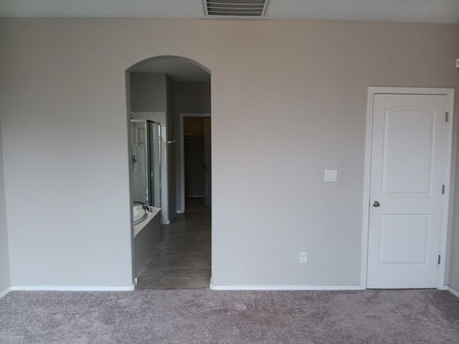 Building Photo - Spacious 4-bedroom, 2.5-bathroom home! Showings available NOW!