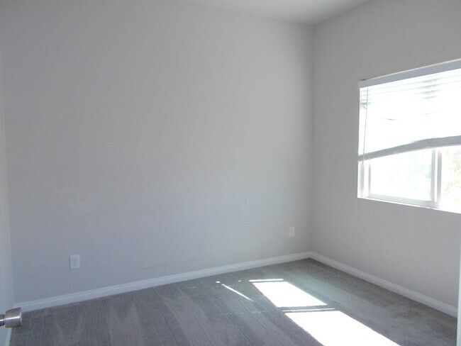 Building Photo - Modern Tri-Level Home with Spacious Layout...