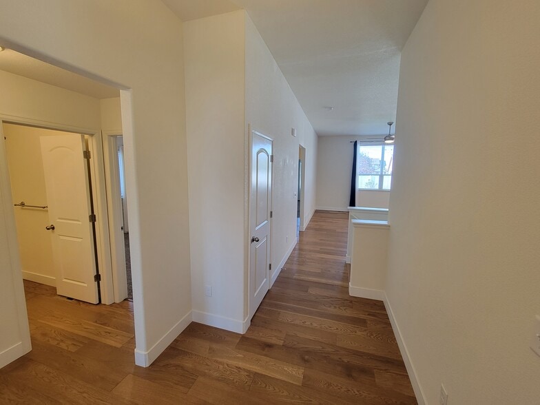 Building Photo - 1566 Driftline Dr