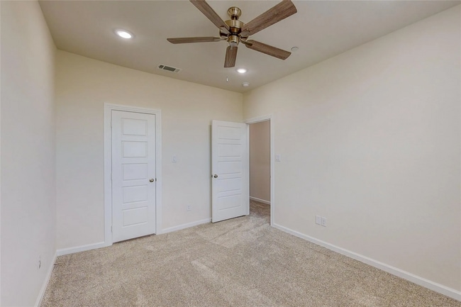 Building Photo - 3 Bed 2 bath 2 Car Garage Luxurious Townhome in Frisco!