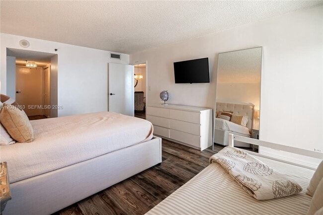 Building Photo - 2625 Collins Ave
