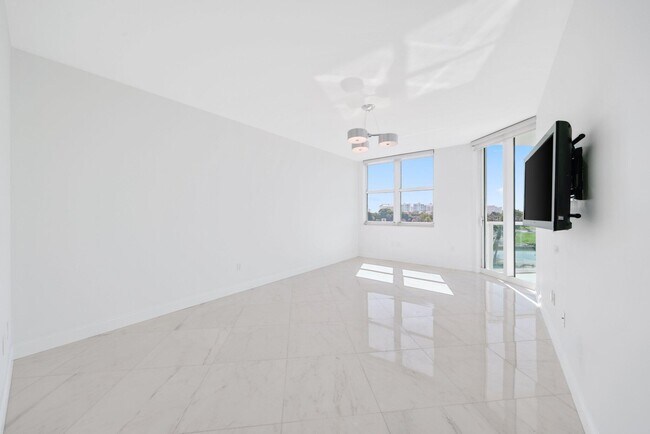 Building Photo - 500 SE Mizner Blvd