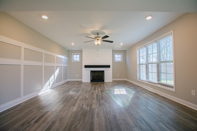 Building Photo - Pet Friendly Four Bedroom!