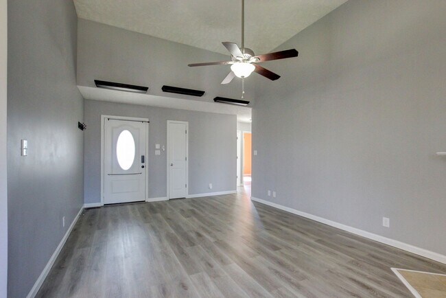 Building Photo - Sweet 3 bed 2 bath.  Cat friendly.