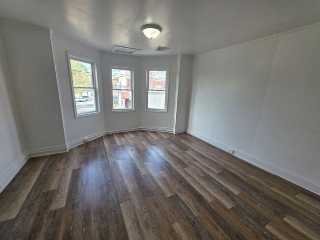 Building Photo - 1615 Lancaster Ave