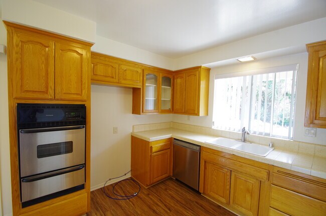 Building Photo - 1072 Hendrix Ave