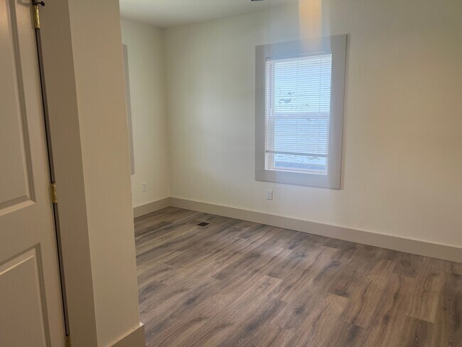 Building Photo - 3733 Maple Ave SW