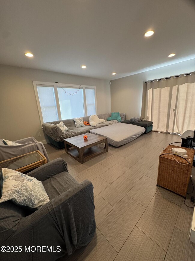 Building Photo - 106 Poplar Ave