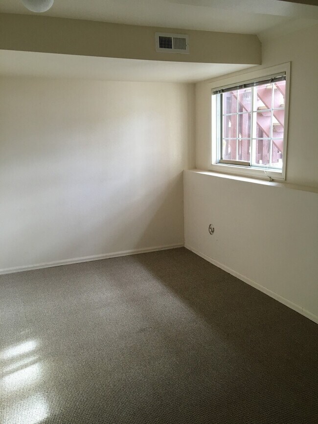 Building Photo - Darling 3 bedroom, 3 bath Louisville Townhome Available June 7