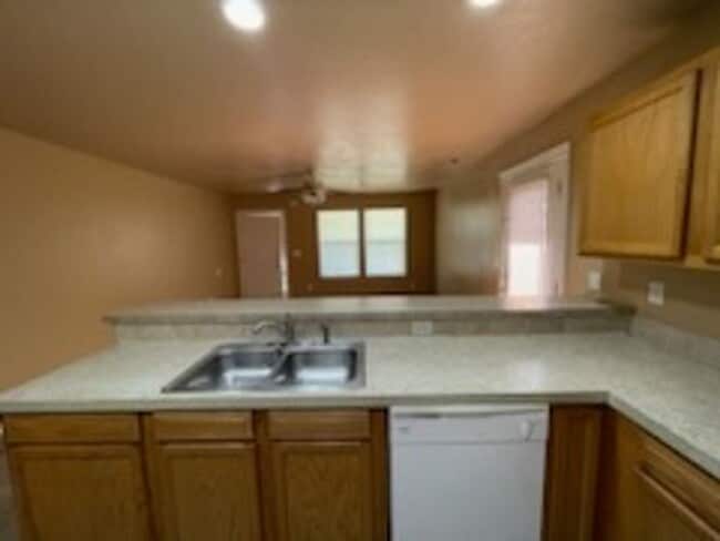 Building Photo - 3 Bed 2 Bath Duplex In Nampa: Available Now