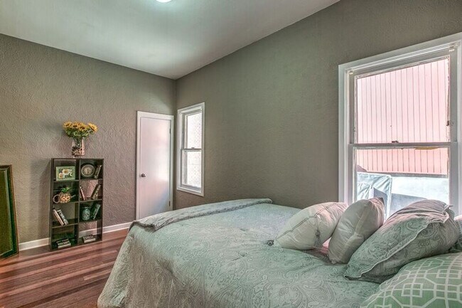 Building Photo - The Cool House Newly Remodeled 1 Bd/1 Ba H...