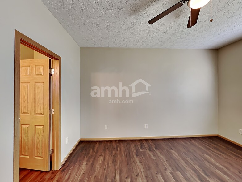 Building Photo - 1468 E Quail Run Dr
