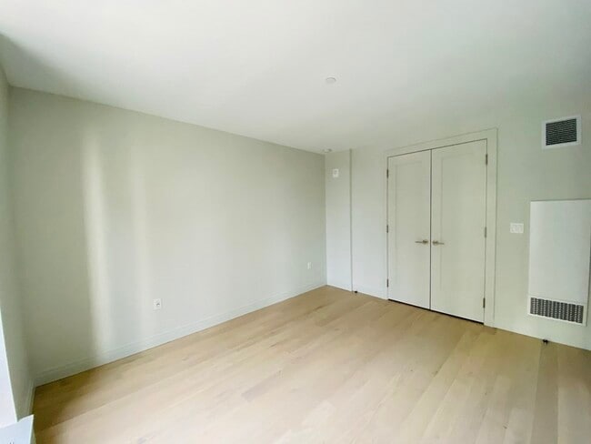 Building Photo - 135 Seaport Blvd
